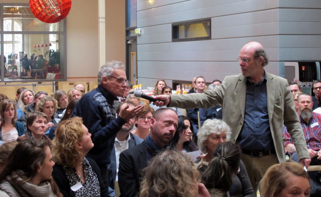 Jan laat Hans van der Kolk aan het wordt tijdens een bijeenkomst in 2016