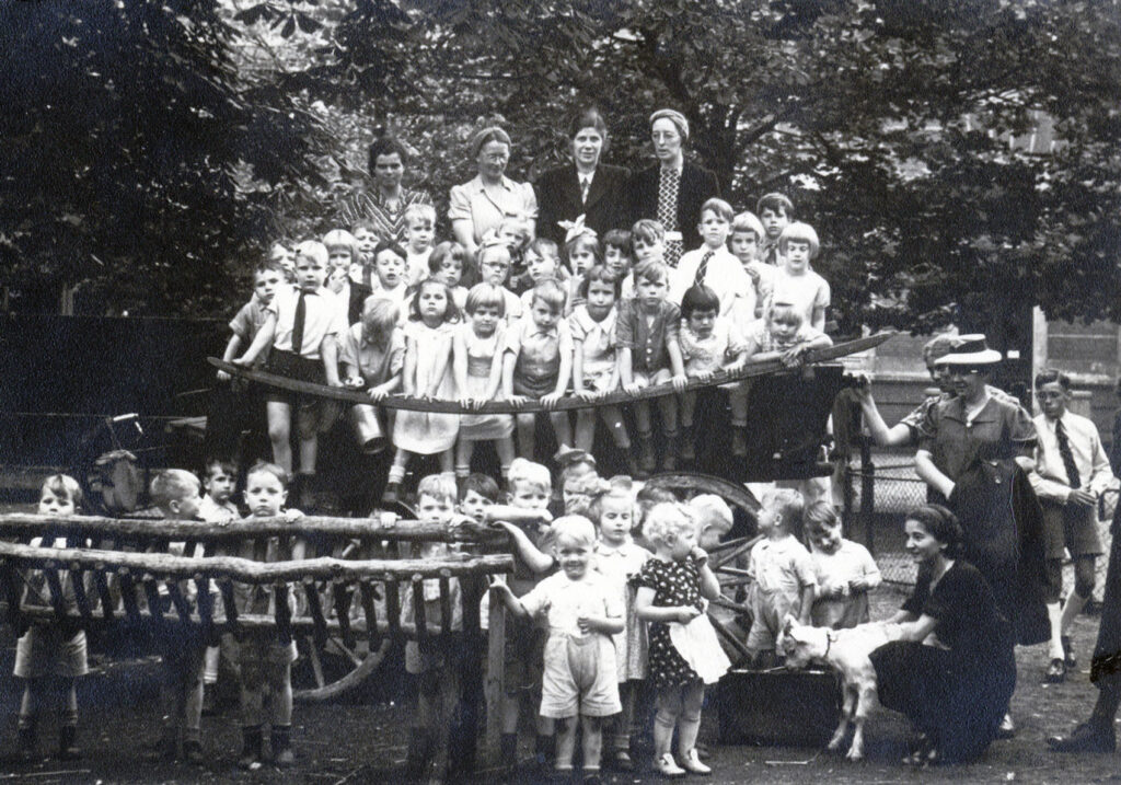 In 1940 gaan kinderen van Hulp voor Onbehuisden een dagje naar Artis