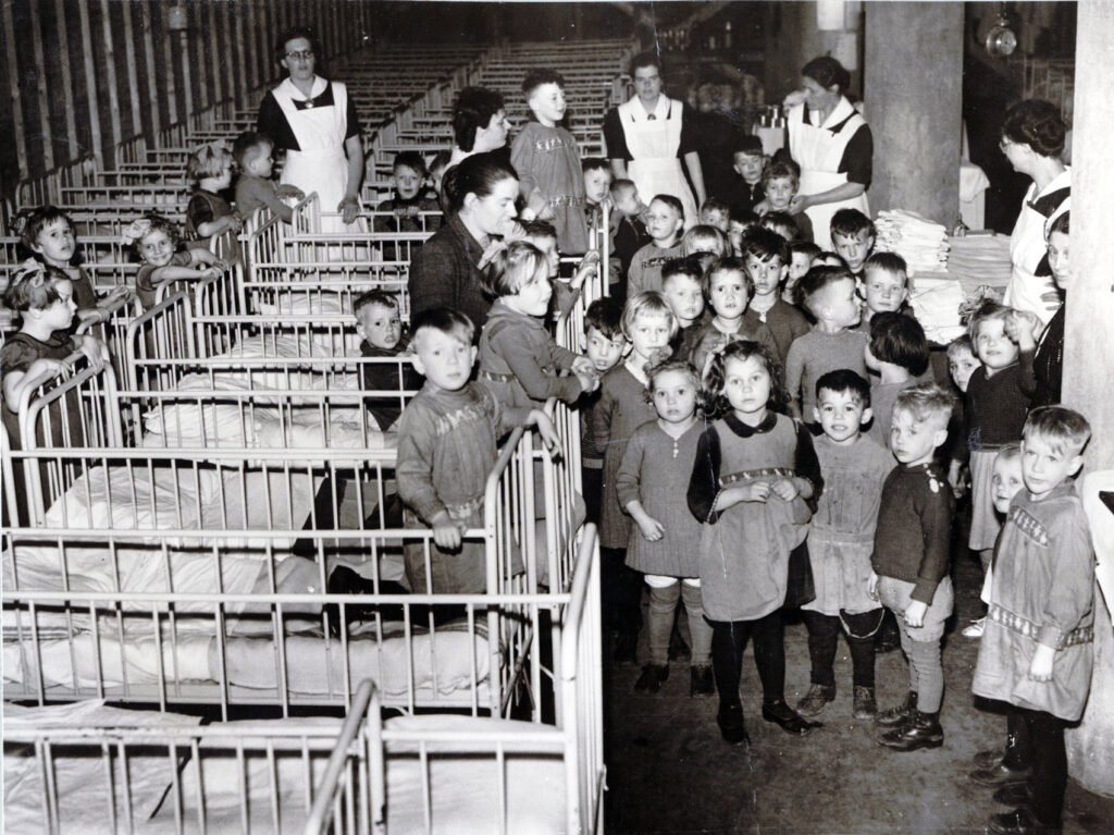 Kinderen en leidsters van de Roggeveenstraat in de schuilkelder, 1940