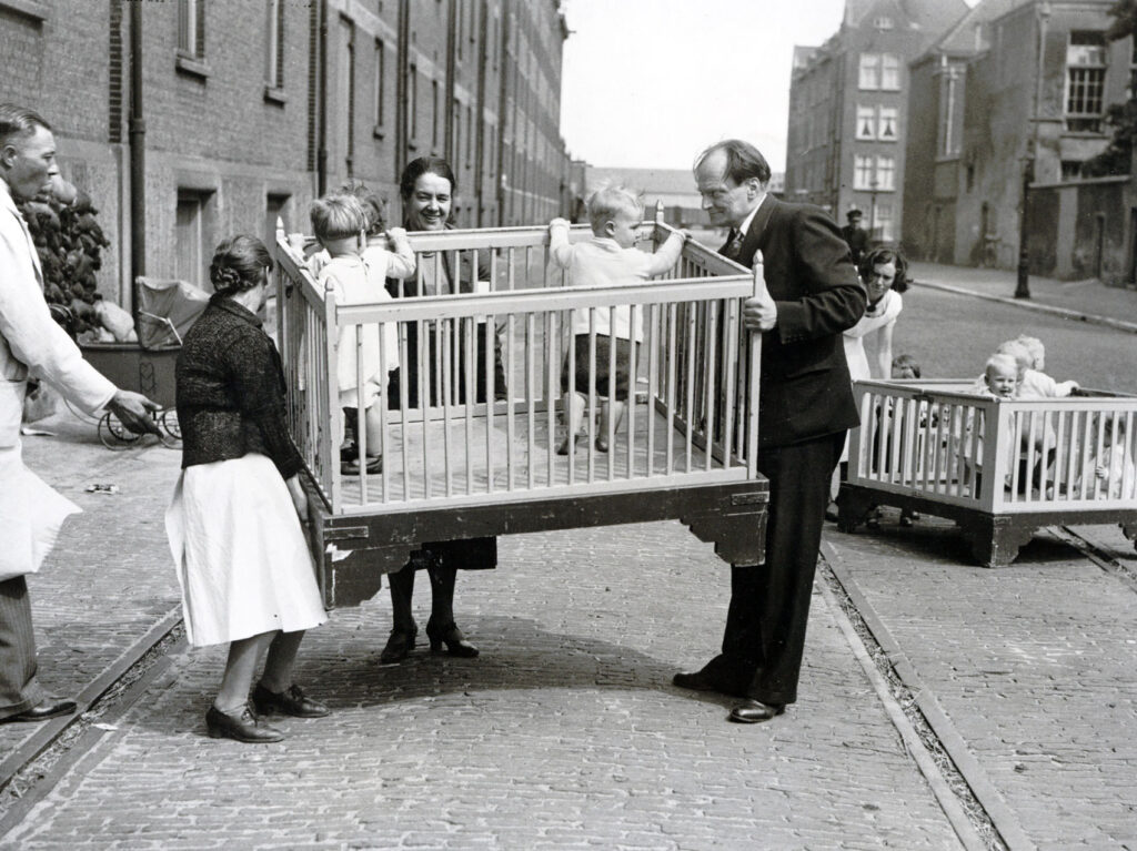 Amsterdammers helpen in mei 1940 met het een luchtbeschermingsoefening bij de vrouwen- en kinderafdeling