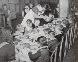 Kerstmaaltijd bij HvO aan de Stadhouderskade in 1947