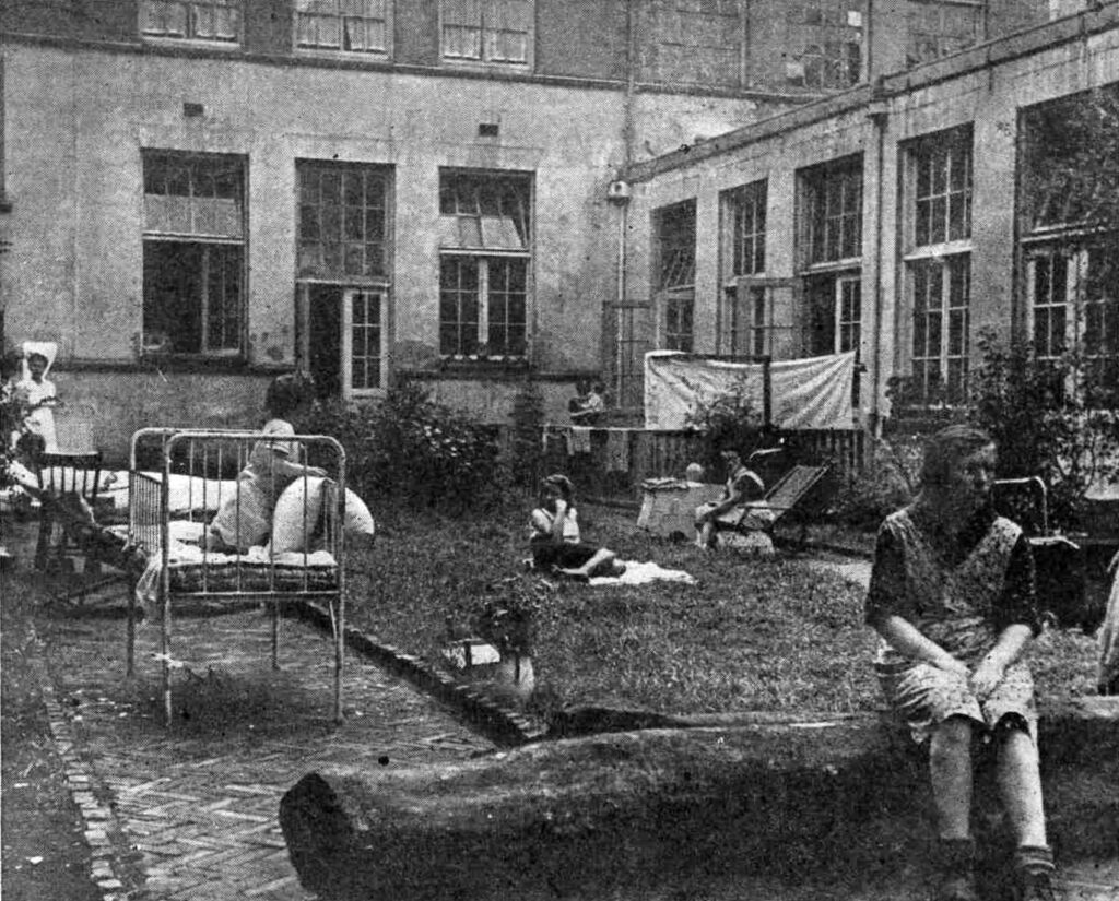 Binnenplaats Roggeveenstraat 1947, foto Dorka