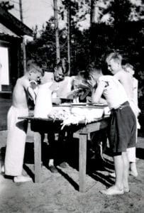 Kinderen van HvO met vakantie in Lunteren, 1948