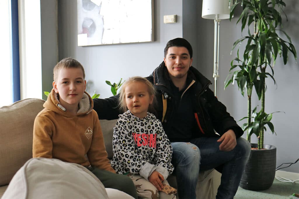 Badr met twee kinderen uit Oekraïne