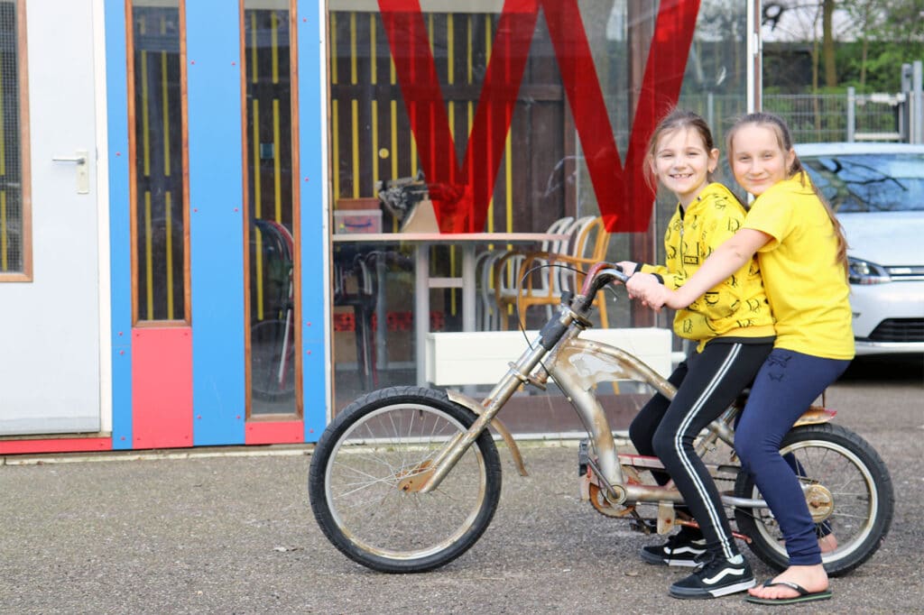 Noodopvang WOW-hotel, meisjes uit Oekraïne op de fiets