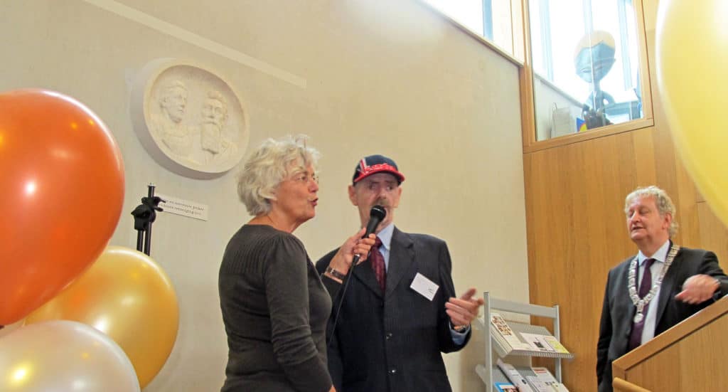 Onthulling plaquette Jonkers, 2011, door Chris Wolfrat en burgemeester Eberhard van der Laan