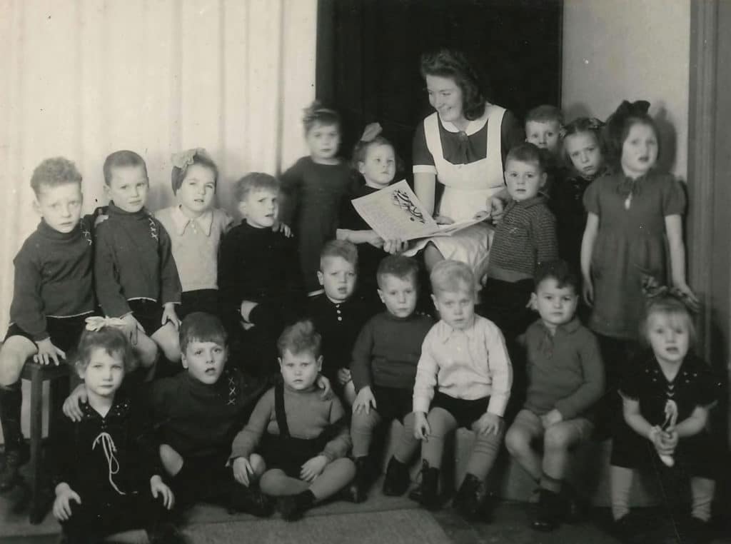 Gea Venema met kinderen van Hulp voor Onbehuisden aan de Roggeveenstraat, 1943-1946