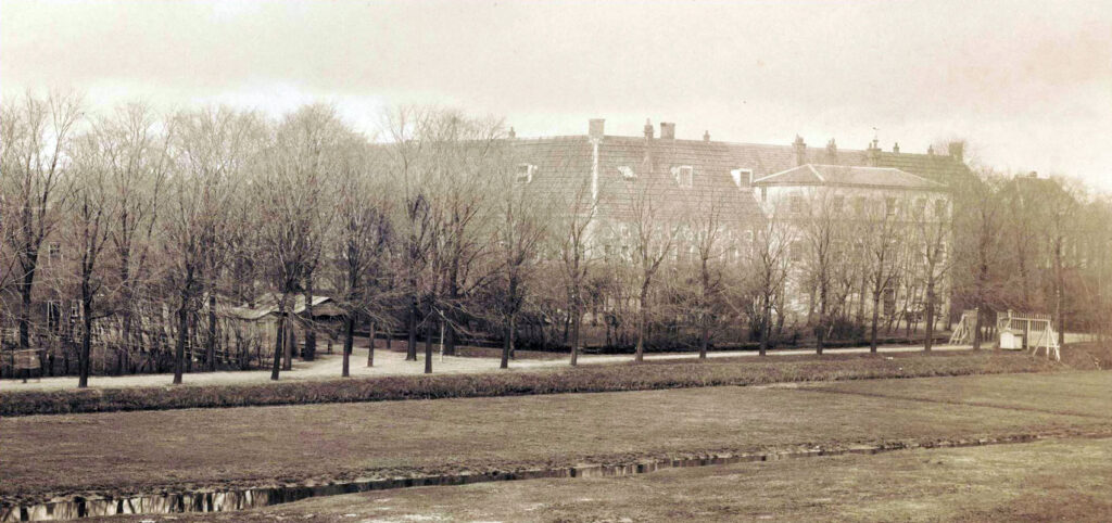 Het oude Buitengasthuis in 1886, foto Gustaaf Oosterhuis