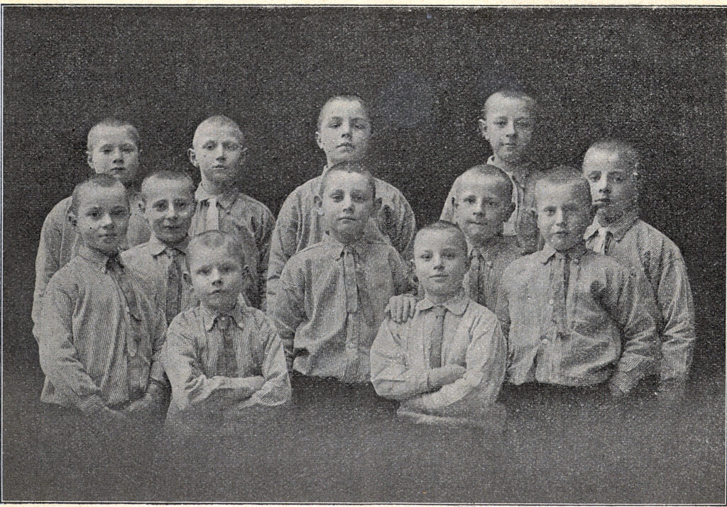 Twaalf van onze zeventig jongens, luidt het onderschrift in het tijdschrift van Hulp voor Onbehuisden in 1907