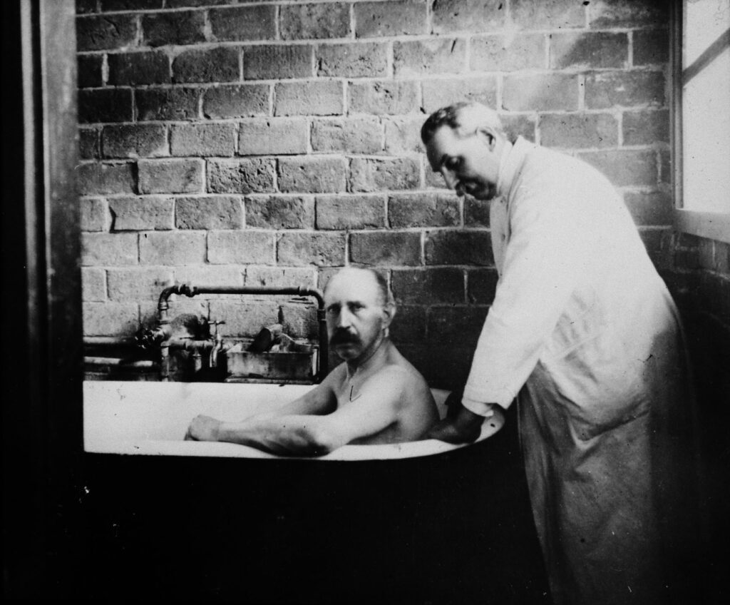 Verpleegde van Hulp voor Onbehuisden in het bad in 1911