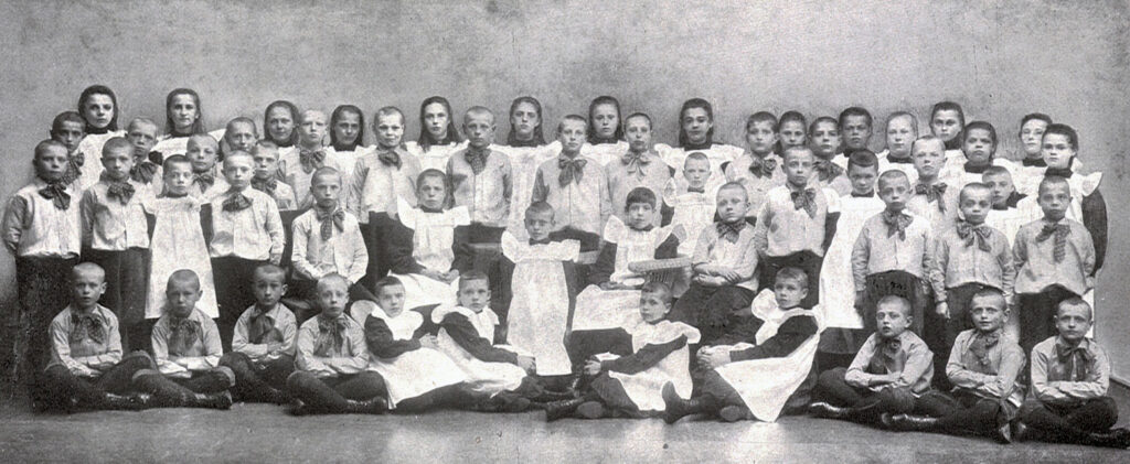 Kinderzangkoor Hulp voor Onbehuisden. Dit zijn 60 kinderen van ons 280 verpleegde kinderen, aldus het fotobijschrift in het tijdschrift van HvO in 1910