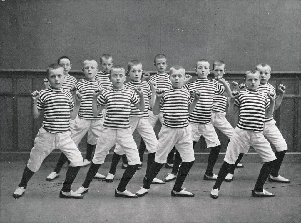 Jongens van Hulp voor Onbehuisden geven een gymnastiekuitvoering, 1912