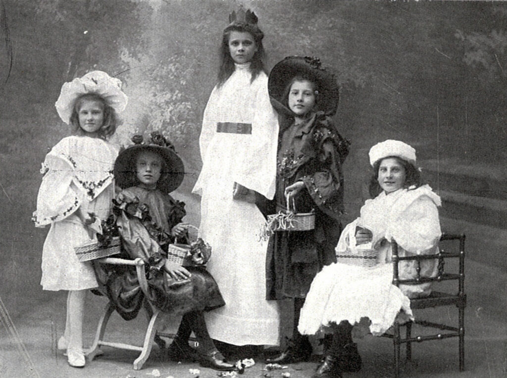 Meisjes van Hulp voor Onbehuisden in hun toneeluitdossing voor het Julianafeest, 1912