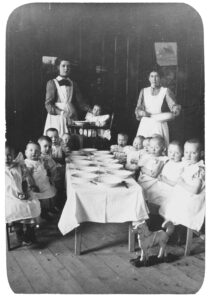 Kindertjes aan den maaltijd, HvO, 1913