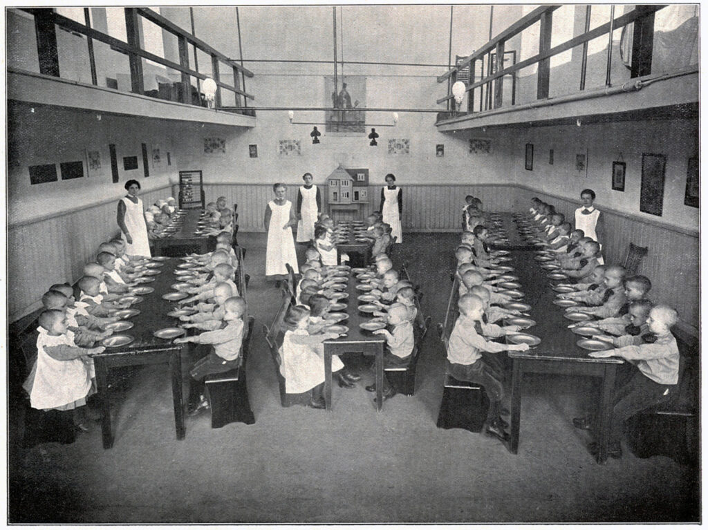 Eetzaal voor kleine kinderen in het Oud Buitengasthuis van HvO in 1915