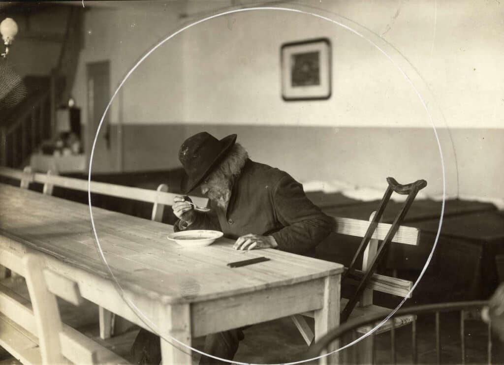 Verslaggever van Het Leven gaat tien dagen verkleed als zwerver de straat op in 1916. Foto C.J. Hofker.