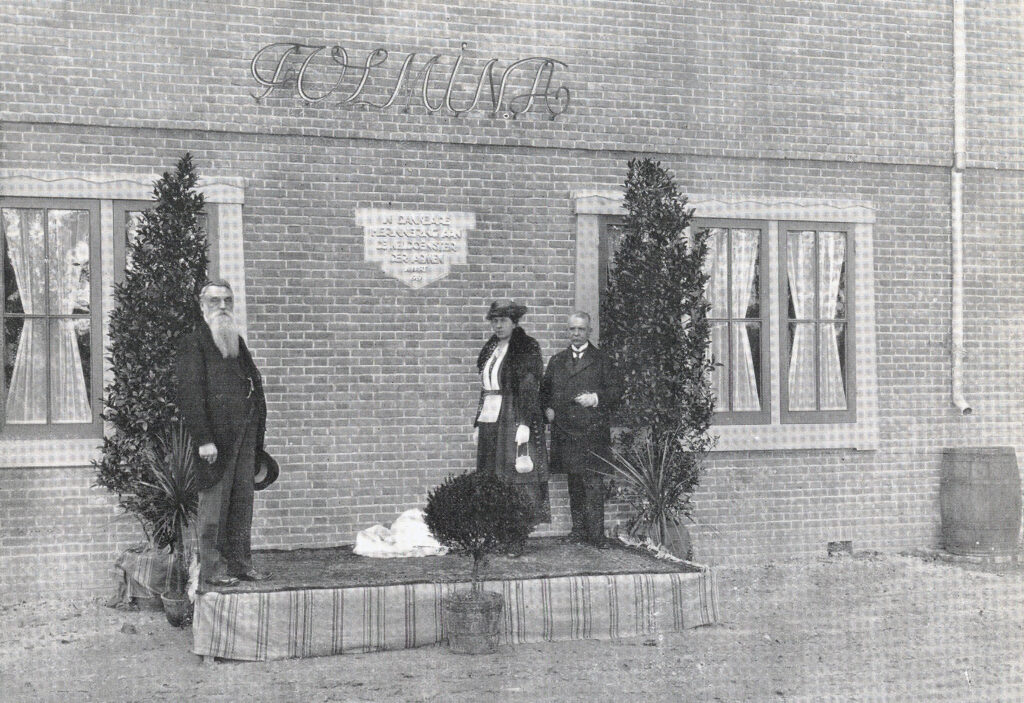 De opening van Folmina in Houten, 22 oktober 1920. Links Jonker, in het midden mevrouw F. M. de Goeyen-Janssen
