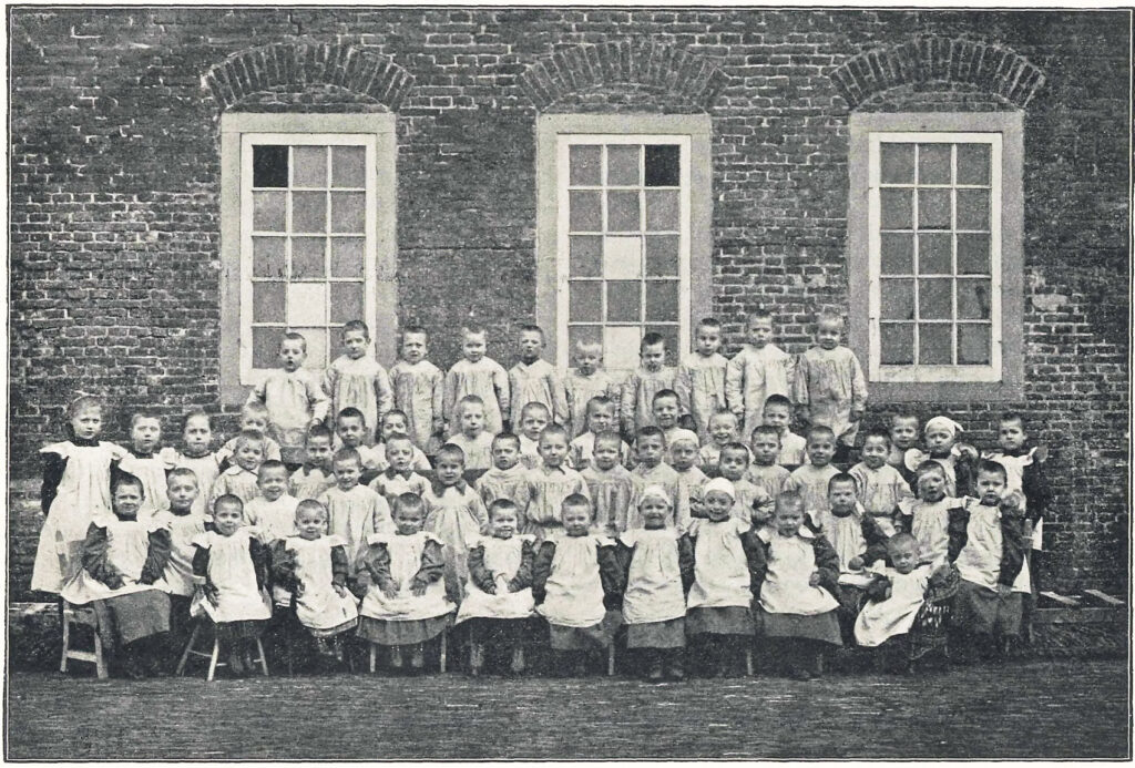 Kinderen op de binnenplaats van het Oud Buitengasthuis van HvO, 1920