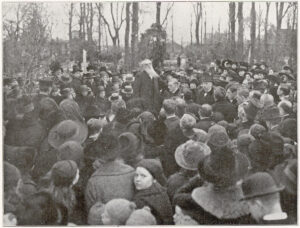 Tijdens de begrafenis van zijn vrouw dankt Jonker de aanwezigen voor hun belangstelling, 1921