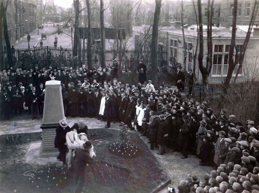 Op 30 december 1922 wordt voor het Oude Buitengasthuis een monument onthuld te nagedachtenis aan het echtpaar Jonker