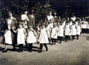 Kinderen van HvO wandelen in het Vondelpark, 1926