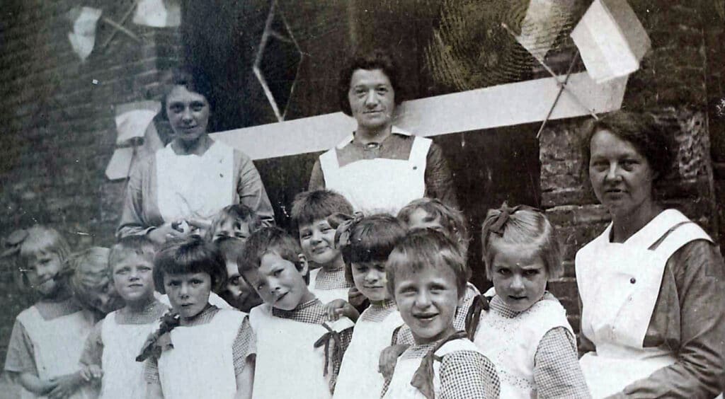 Koninginnedag bij Hulp voor Onbehuisden in 1927