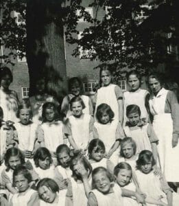 Kinderen van HvO op de binnenplaats in 1929
