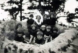Kinderen en een leidster van HvO, vakantie 1929