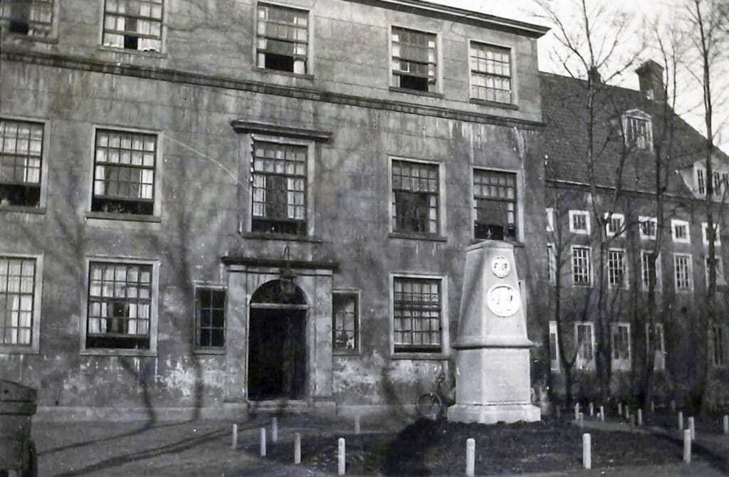 Het Oud Buitengasthuis van Hulp voor Onbehuisden, met de gedenksteen voor de Jonkers, in de jaren twintig