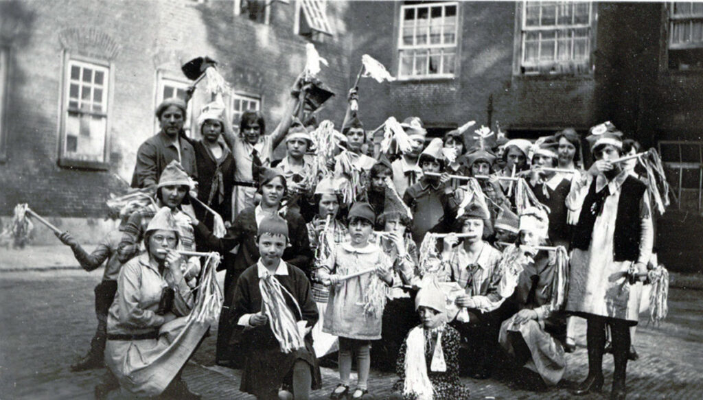 Kinderen van Hulp voor Onbehuisden op de binnenplaats tijdens de viering van het 25-jarige bestaan van de vereniging