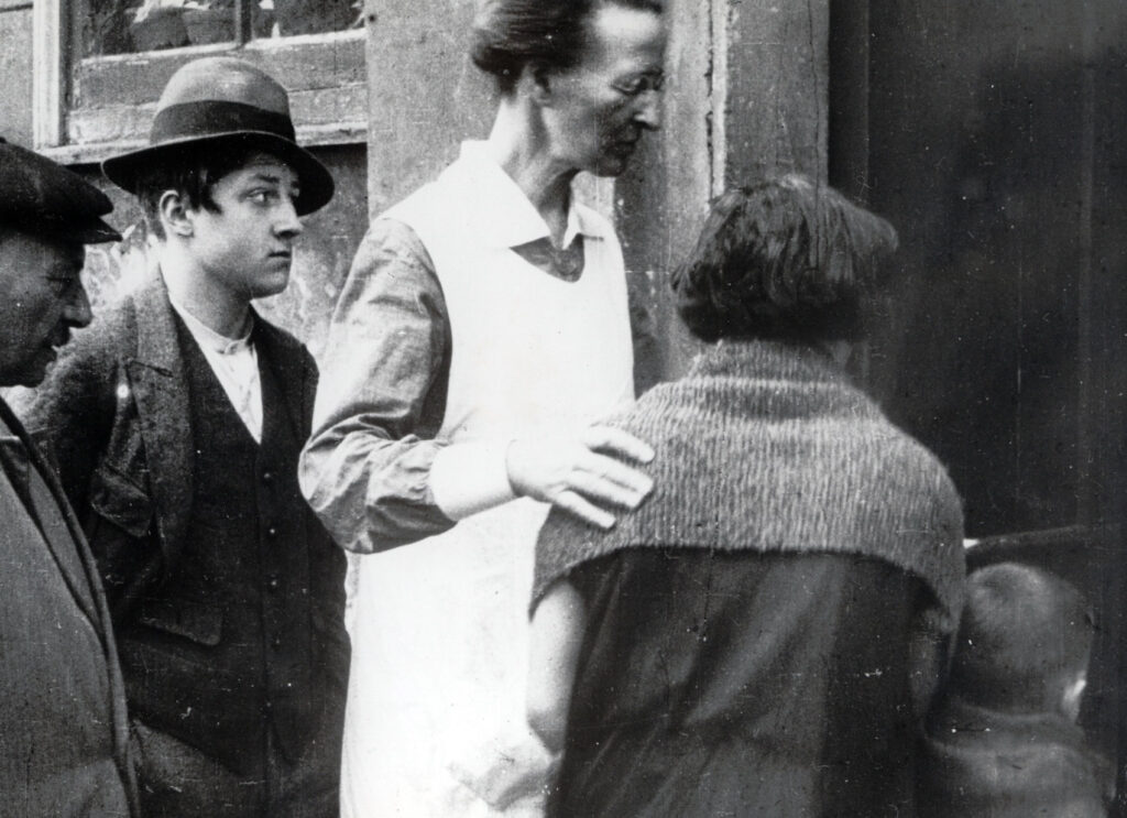 De familie Mulder wordt bij HvO opgenomen, still uit de film ‘Zelfkant’ uit 1930