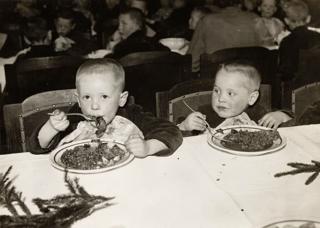 Feestmaaltijd voor kinderen van Hulp aan Onbehuisden in het A.M.V.J.-gebouw, aangeboden door de Horecaf, 1930