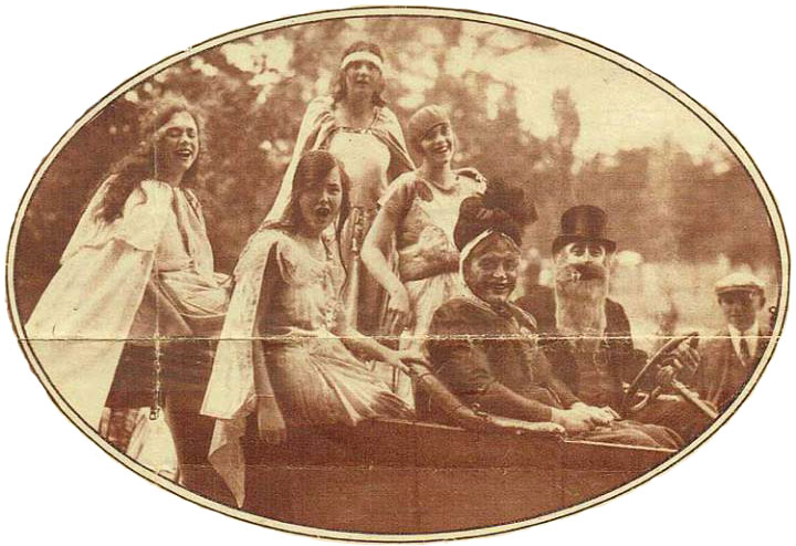 Meisjes van Folmina in Houten tijdens een feest in 1930. De persoon achter het stuur is – met de karakteristieke baard – verkleed als directeur Honing