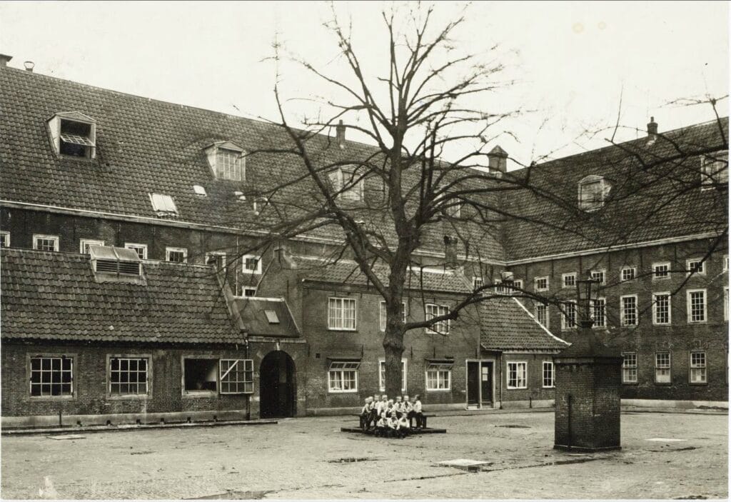 Binnenplaats Oud Buitengasthuis van Hulp voor Onbehuisden, 1931