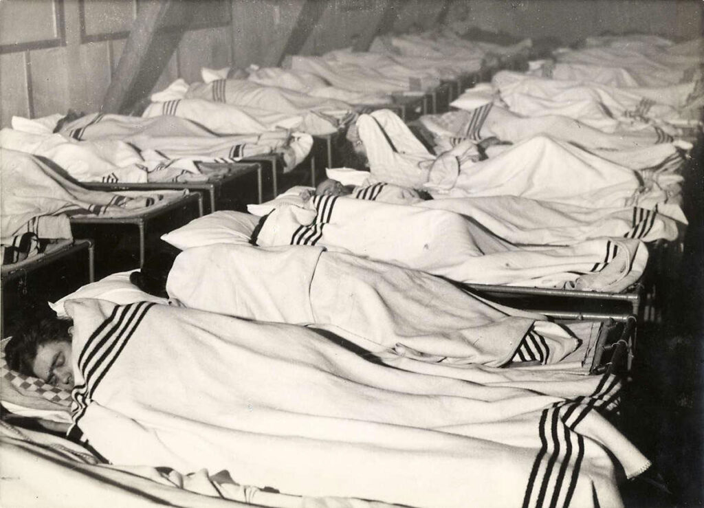 Inrichting voor onbehuisden “Jonker” in Amsterdam, januari 1931, foto uit weekblad Het Leven, rijen bedden met slapers