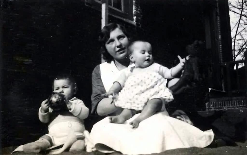 Zuster Klop, met Esther Vermaat en Piet, 1933