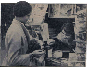 ‘Een ijverige collectrice slaagt er in een kioskjuffrouw uit haar tent te lokken,’ aldus het Algemeen Handelsblad over de collecte van HvO in 1935