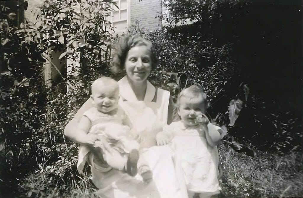 Zuster Steenbrugge, geflankeerd door Anneke Alkmaar (links) en Greetje Bergen, juli 1936