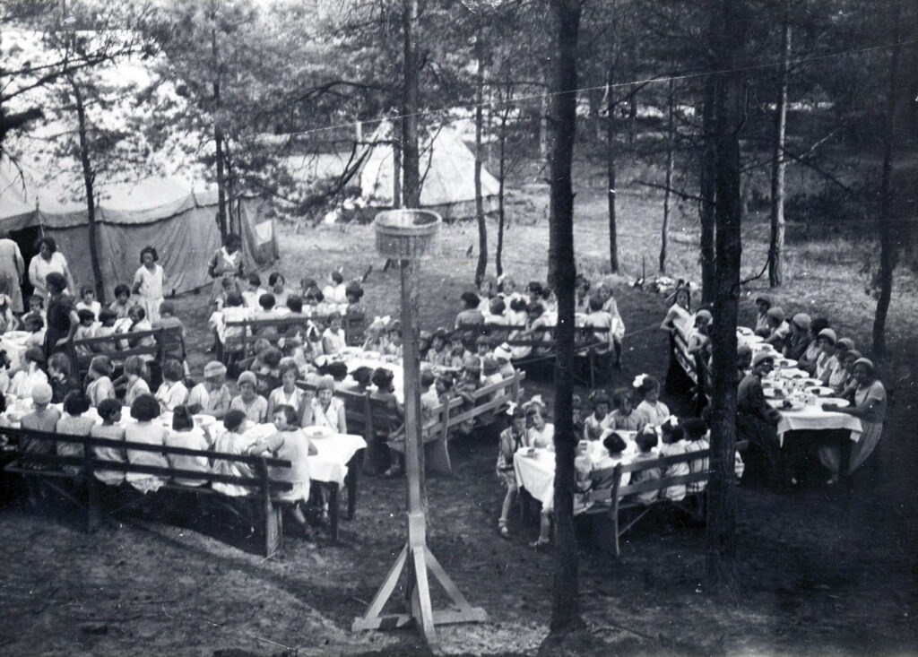 Vakantiekamp Saxenheim van Hulp voor Onbehuisden in 1937, er gaan dit jaar ook kinderen naar Epe en Putten