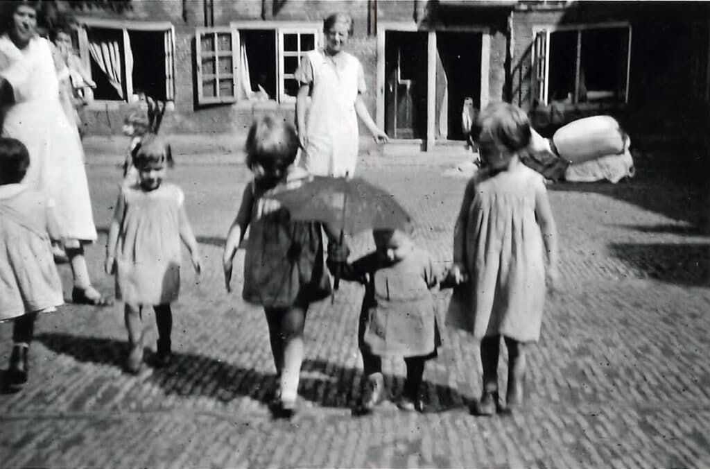 Kinderen en zusters op de binnenplaats van het Oud Buitengasthuis van HvO in de jaren ’30