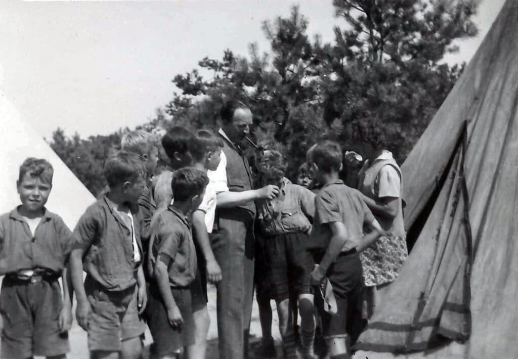 Vakantiekamp van Hulp voor Onbehuisden, in het midden met pijp P.C. Faber, jaren ’30
