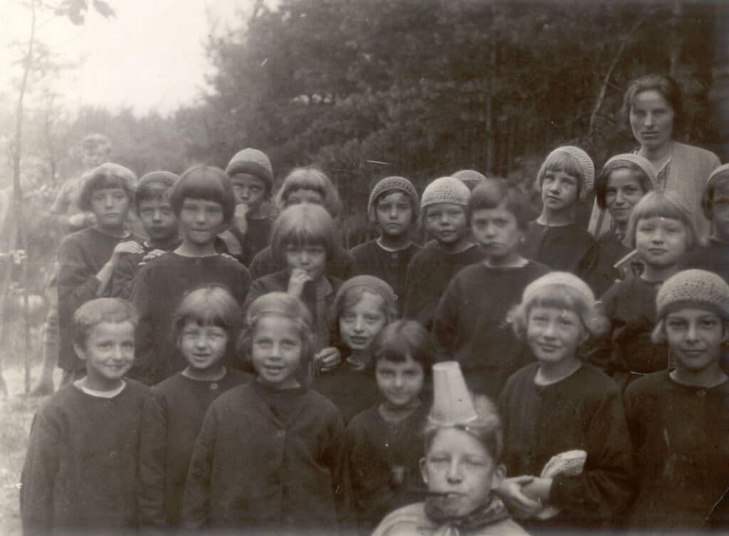 Zuster Weitner op vakantiekamp met een groep kinderen, jaren ’30