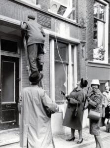 Bloemgracht 24, het eerste pand van HVO, onthulling van een plaquette in 1964, foto Hans van den Busken