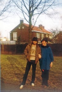 Aan de wandel met een bewoner van het Queridohuis, jaren ’80