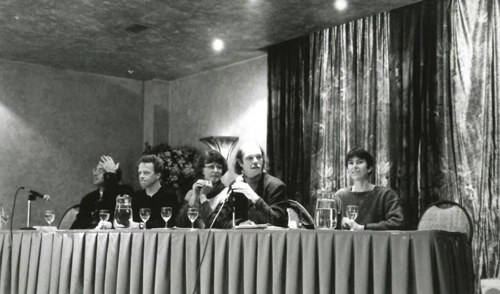 Jan Jumelet tijdens een symposium van de Queridostichting met onder meer Sake van de Beemd van de cliëntenraad, 1997
