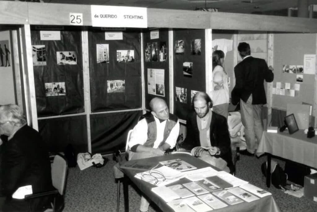 Jan Jumelet bij een informatiestand van de Queridostichting met Nic Borghans, jaren ’90