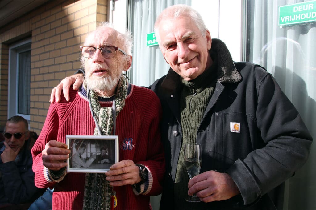Een bewoner met zijn broer en een foto van hen beiden van vroeger