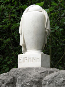 Urn met inscriptie eiphnh, het Griekse woord voor vrede, sinds 1923 op het grafmonument van Jonker op Zorgvlied