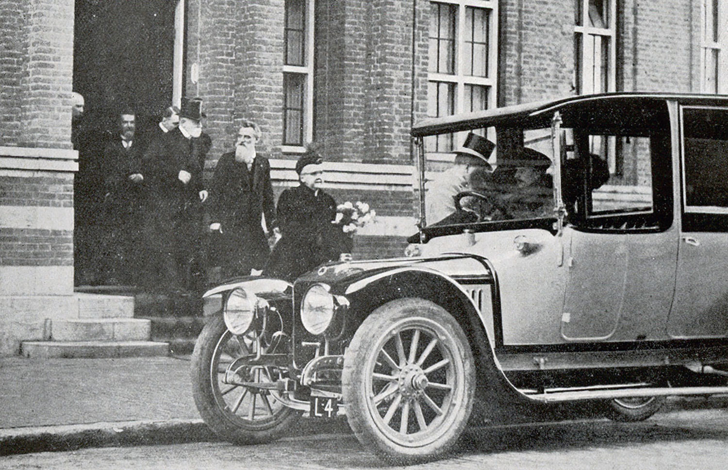 Op 5 februari 1915 bezoekt koningin-moeder Emma het Observatiehuis van HvO. Hier wordt zij uitgeleide gedaan door Jonker. Op 19 maart komt prins Hendrik op bezoek.