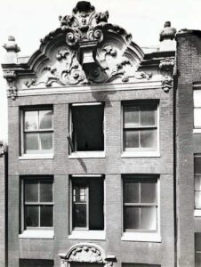 Warmoesstraat 158, waar van 1908 tot 1929 het Volkshotel van Hulp voor Onbehuisden is gevestigd
